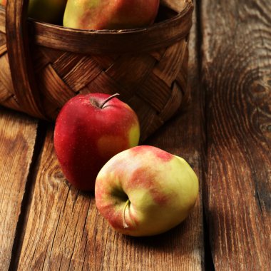 ahşap güverte üzerinde elma