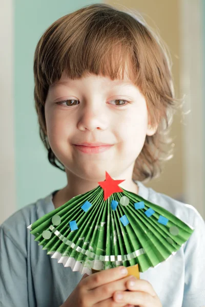 紙のクリスマス ツリーの少年 — ストック写真