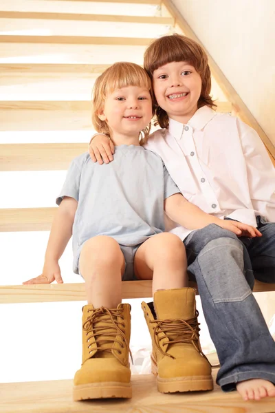 Two boys sitting on stairs — Stock Photo, Image