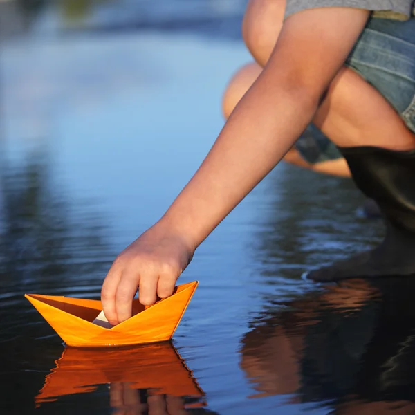 Nave di carta in mano ai bambini — Foto Stock