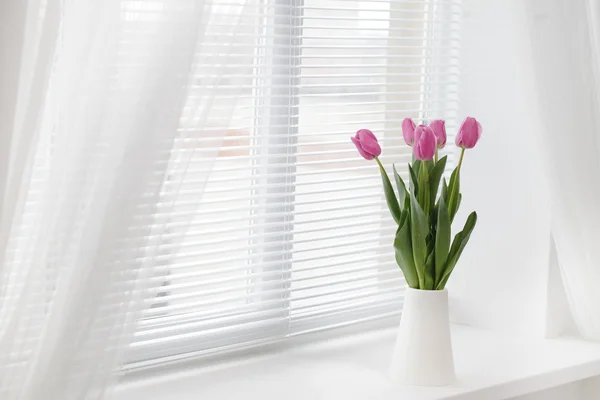 Tulipa no quarto — Fotografia de Stock
