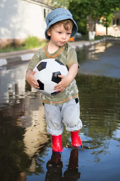 Felice ragazzo con la palla all'aperto — Foto Stock