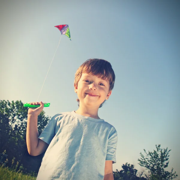 Счастливый мальчик с воздушным змеем — стоковое фото