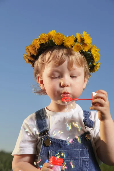 Küçük çocuk oyun bubbles açık havada — Stok fotoğraf