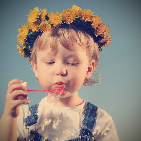 Little boy play bubbles outdoors — Stock Photo, Image