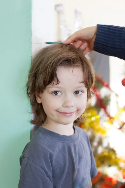 Meten van de groei van de jongen — Stockfoto