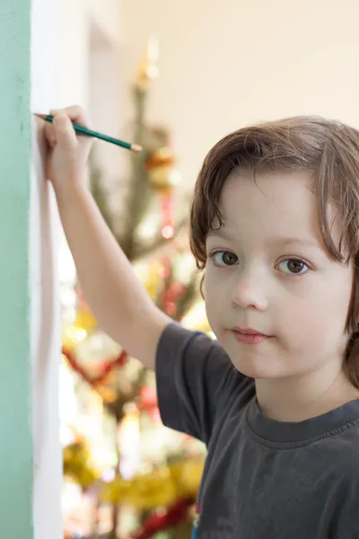 Boy draw on wall — Stock Photo, Image