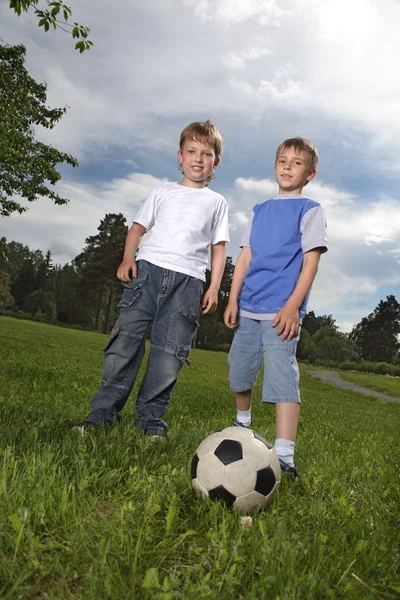 Deux garçon heureux jouer dans le football — Photo