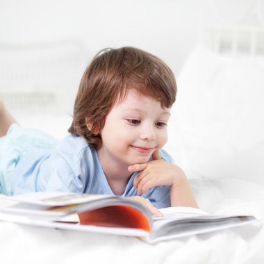 mutlu çocuk kitap okumak