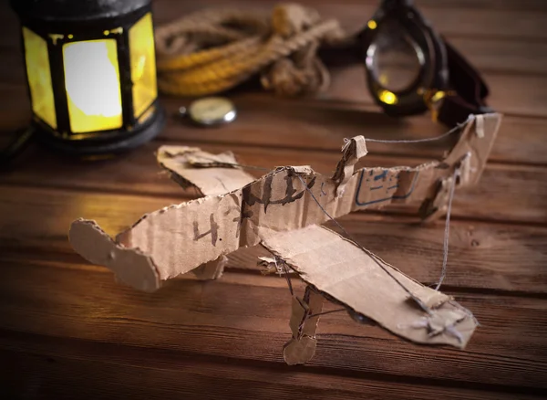 手工制作儿童飞机在木桌上 — 图库照片