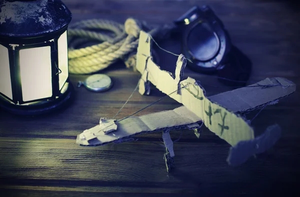 Handgemaakte kinderen vliegtuig op houten tafel — Stockfoto