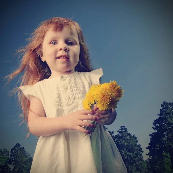 屋外の花と幸せな女の子 — ストック写真