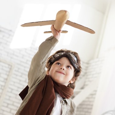 uçak içinde el ile mutlu çocuk