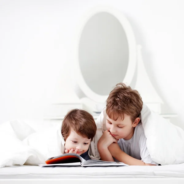 Gelukkige jongen lezen boek — Stockfoto