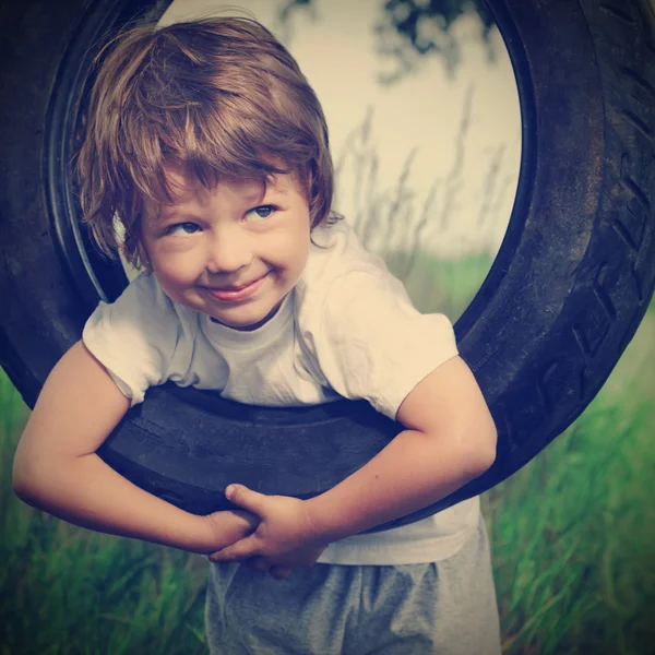 Happy boy na houpačce venku — Stock fotografie