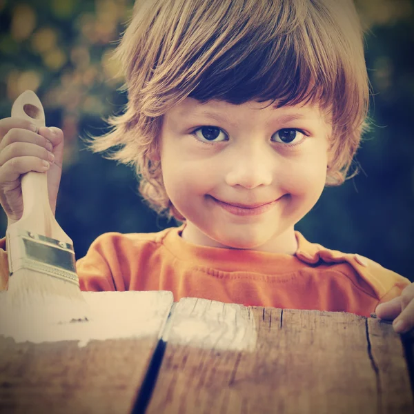 Menino feliz com pincel de pintura — Fotografia de Stock