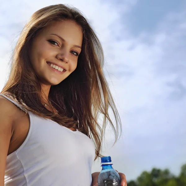 Chica de belleza con botella de agua — Foto de Stock