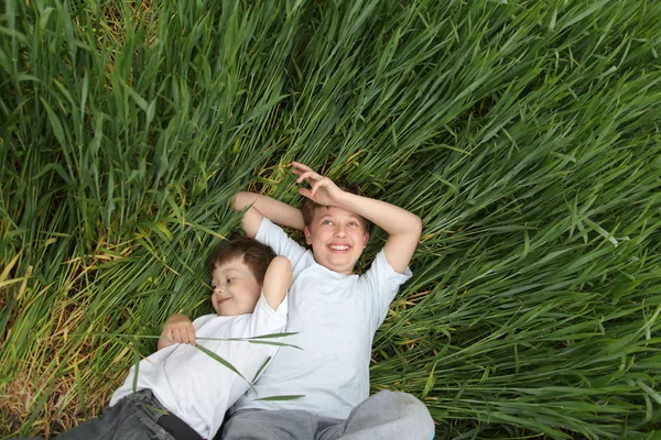 Dos feliz chico yacía en la hierba — Foto de Stock