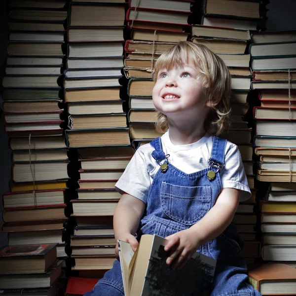 Дети тянутся за книгой — стоковое фото