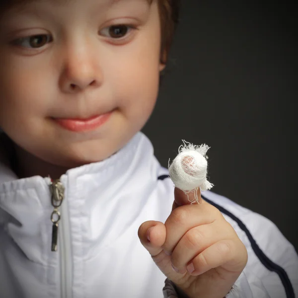 Pojke med ett sår på fingret — Stockfoto