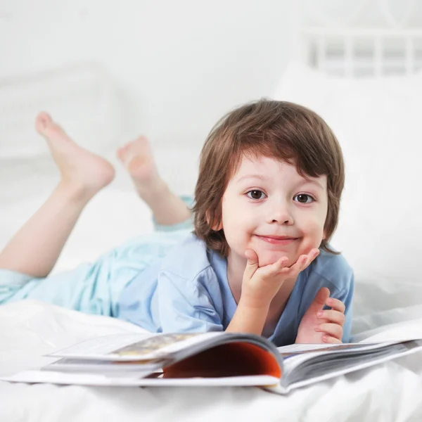 Счастливый мальчик читал книгу — стоковое фото