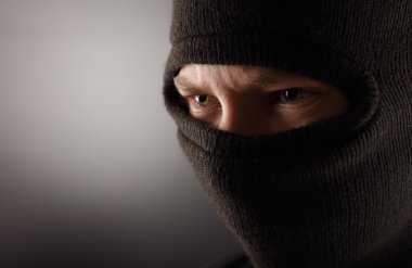 Maskeli saldırgan adam.