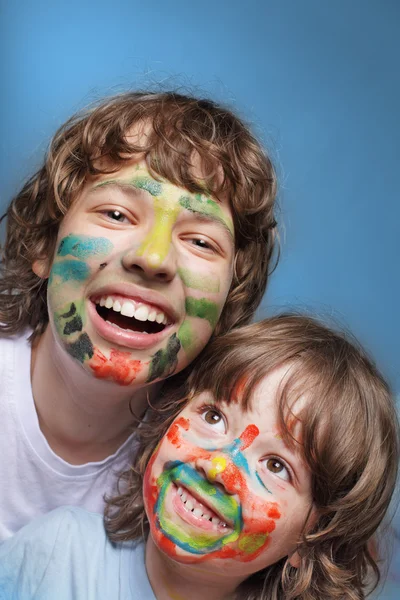 Dva veselí bratři s pomalované tváře — Stock fotografie