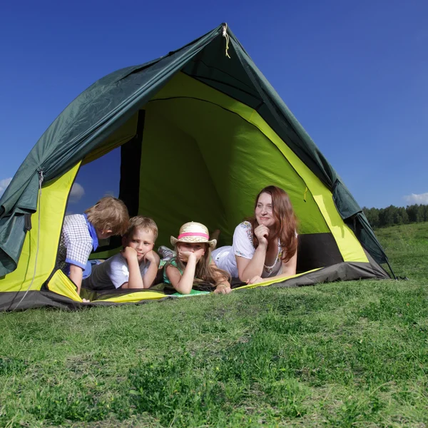 Bonne famille dans la tente — Photo