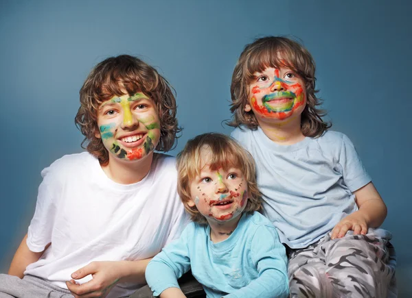 Três irmãos alegres com rostos pintados — Fotografia de Stock