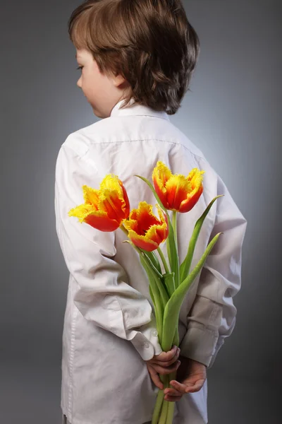 Kleiner Junge versteckt sich hinter Überraschung — Stockfoto