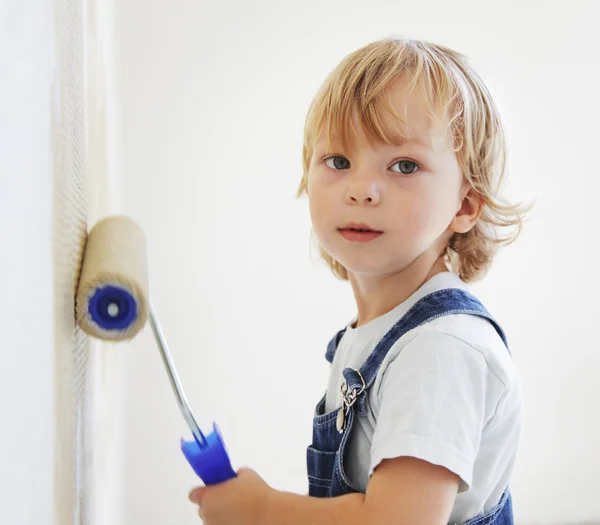Niño pinta el rodillo de pared —  Fotos de Stock