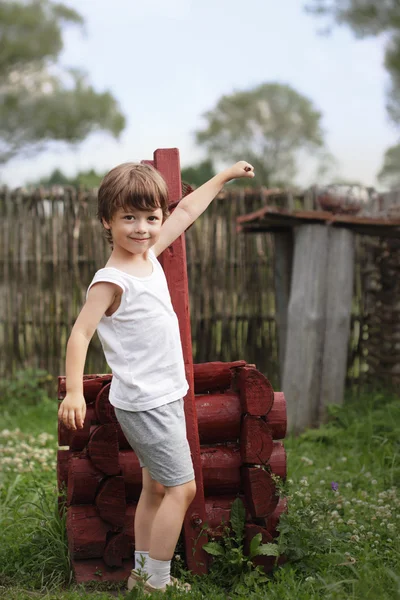 Menino rural de mãos dadas poços — Fotografia de Stock