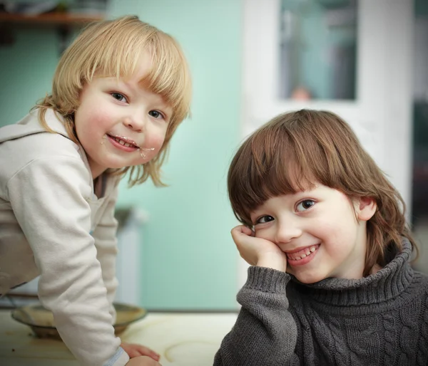 Twee vrolijke broer op de keukentafel — Stockfoto