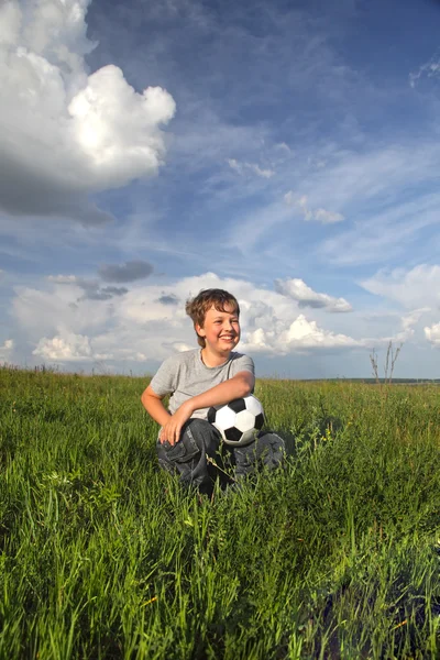 Gelukkige jongen met bal buiten — Stockfoto