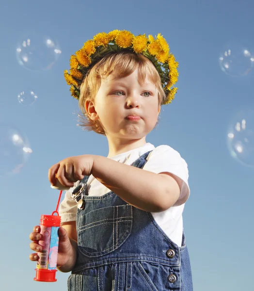 Garçon jouer dans bulles — Photo