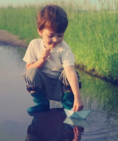 Beetje jongen spelen in water — Stockfoto