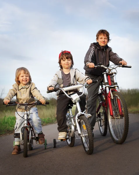 Tres hermanos montar en bicicleta —  Fotos de Stock