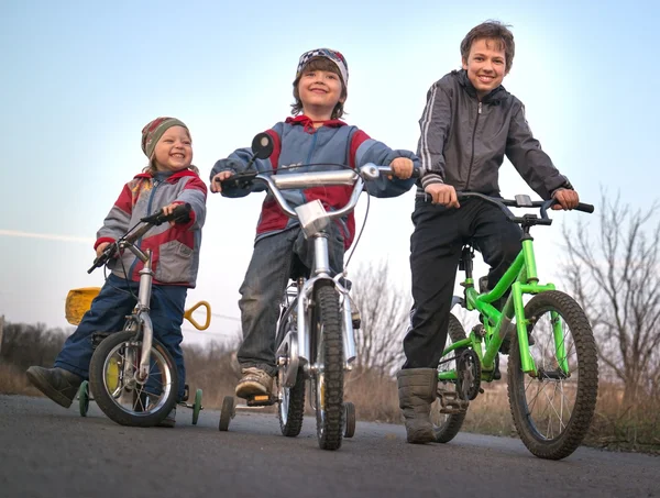 Три брата ездят на велосипедах — стоковое фото