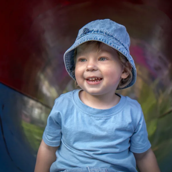 Gelukkige jongen op de speelplaats — Stockfoto