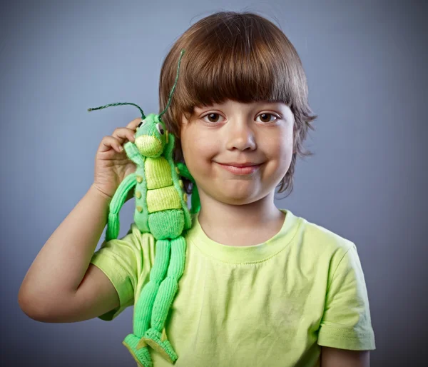 Мальчик с домашней игрушкой на плече — стоковое фото