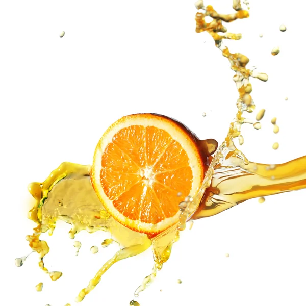 Fatia de laranja no fluxo de suco — Fotografia de Stock