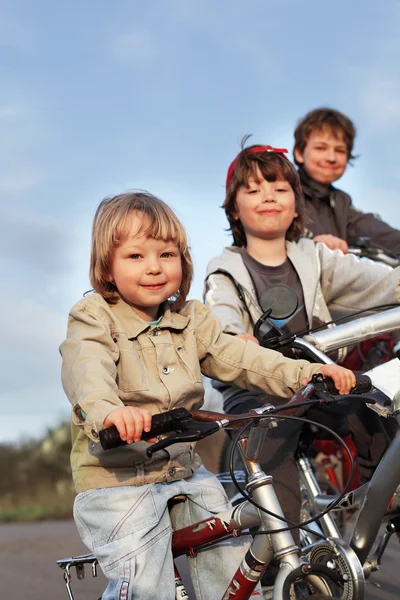 Hermanos montan en bicicletas —  Fotos de Stock