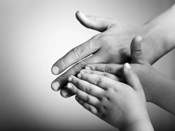 Παιδιά και ενήλικες χέρια σε λευκό φόντο — Φωτογραφία Αρχείου