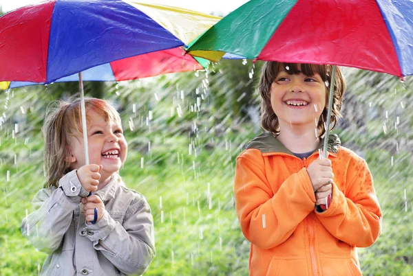 屋外の傘で 2 つの幸せな弟 — ストック写真