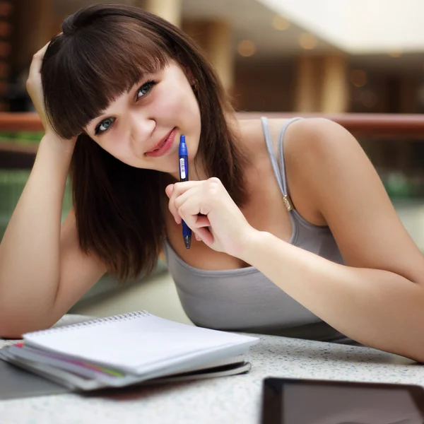 Skönhet student på campus — Stockfoto