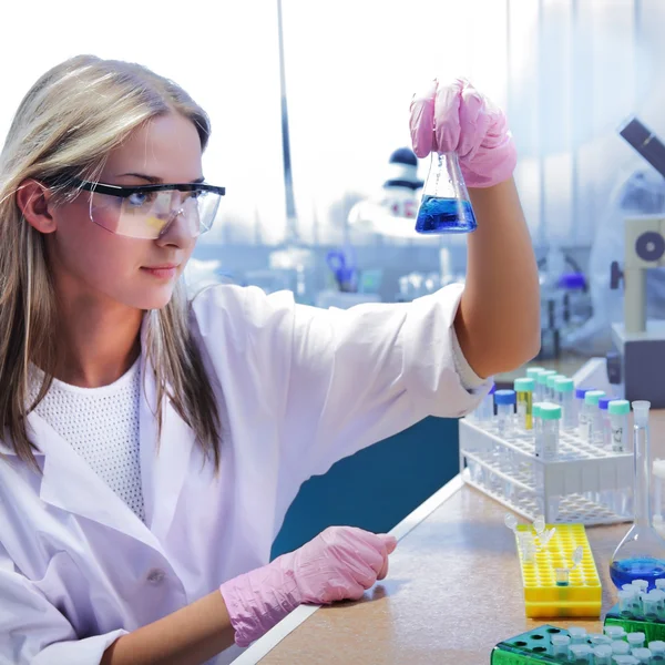 Cientista da beleza em laboratório químico — Fotografia de Stock