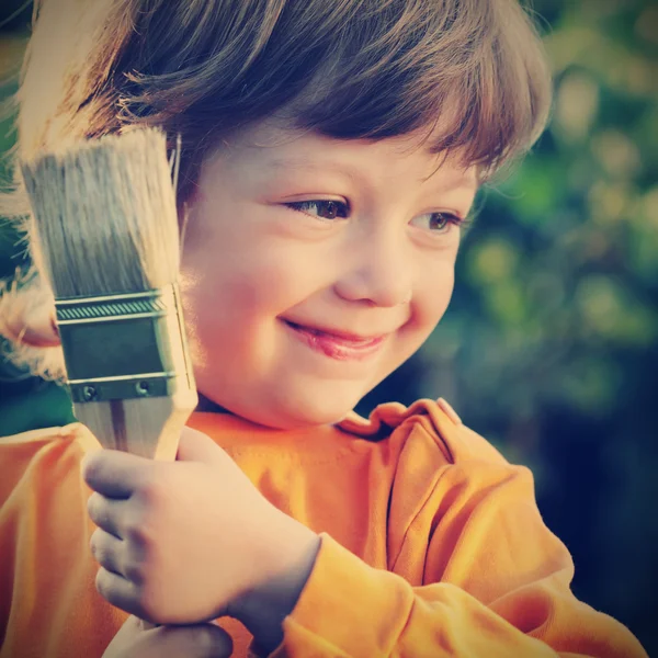 Niño feliz con pincel — Foto de Stock