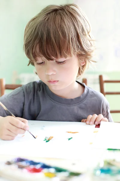 Jungen-Unentschieden zu Hause — Stockfoto