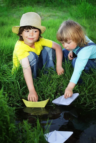 Twee jongen spelen in stream — Stockfoto