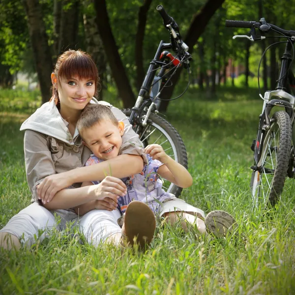 Familjen på cykel cykling i park — Stockfoto